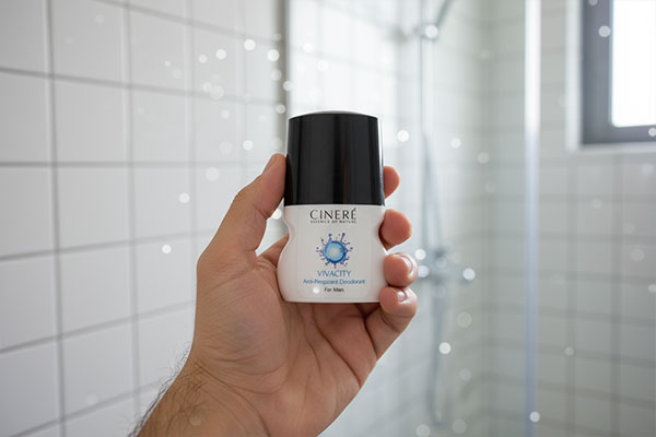 رول ضد تعریق دئودورانت آقایان سینره در دست مرد