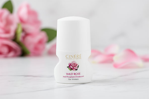 دئودورانت زنانه وایلد رز سینره روی سطح مرمر سفید