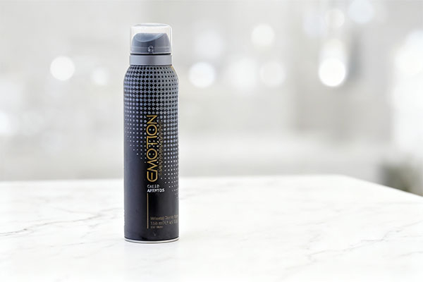 اسپری مردانه اونتوس ایموشن برند کرید روی سطح مرمر سفید