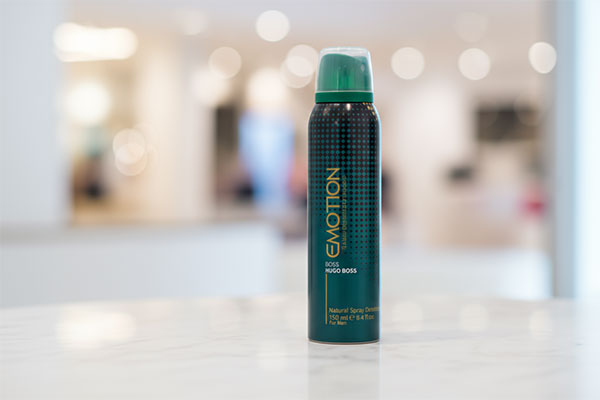 اسپری ضد تعریق مردانه هوگو باس ایموشن روی سطح مرمر سفید