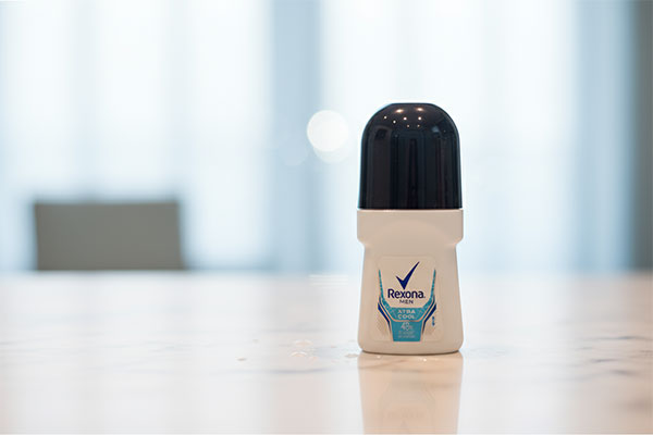 رول ضد تعریق مردانه اکسترا کول رکسونا روی پیشخوان حمام