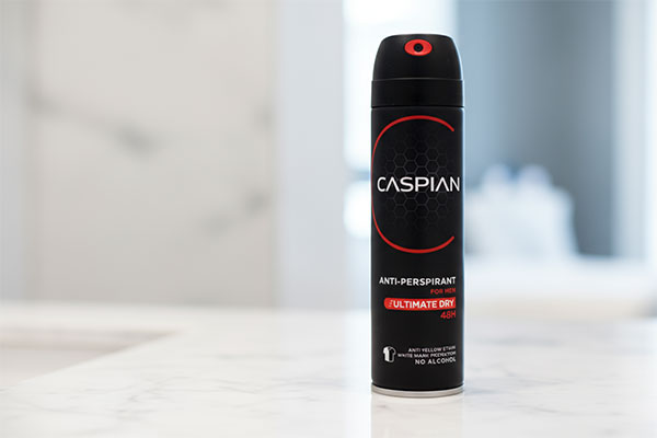 اسپری ضد تعریق بدن مردانه التیمیت درای کاسپین روی پیشخوان حمام