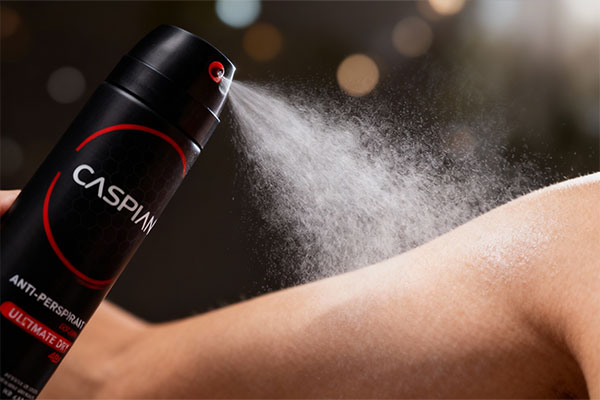 استفاده از اسپری ضد تعریق مردانه کاسپین التیمیت درای روی پوست