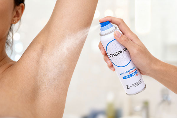 اسپری ضد تعریق زنانه فرش سنس کاسپین روی میز حمام