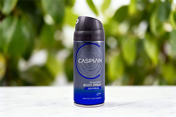 اسپری دئودورانت بدن مردانه ادمیربل کاسپین روی سطح مرمر سفید