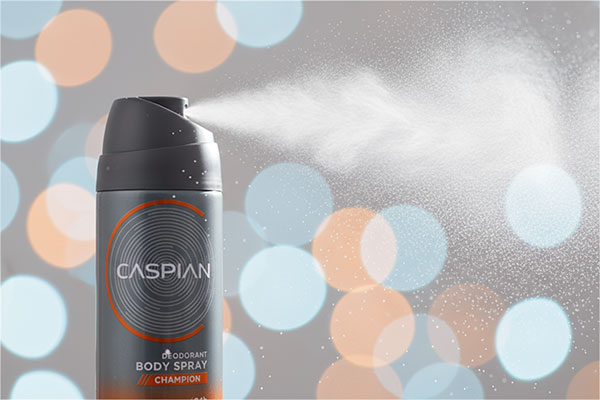 اسپری دئودورانت چمپیون کاسپین در حال استفاده