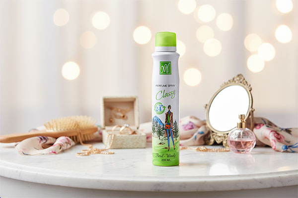 اسپری بدن زنانه کلسی مای روی میز آرایش