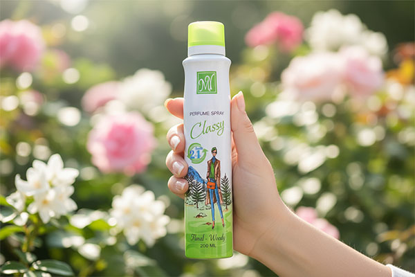 اسپری کلسی مای در دست بانو در طبیعت