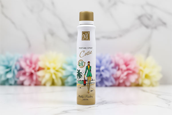 اسپری بدن زنانه کیوتی مای روی سطح مرمر سفید