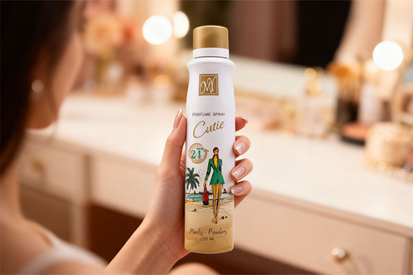 اسپری بدن زنانه کیوتی مای در دست یک خانم