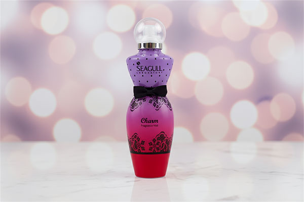 بادی اسپلش چارم سی گل 250 میلی لیتر روی سطح مرمر سفید