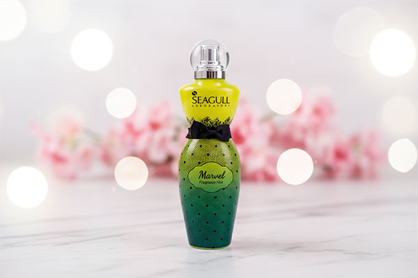 بادی اسپلش زنانه مارول سی گل 250 میلی لیتری روی سطح مرمر سفید