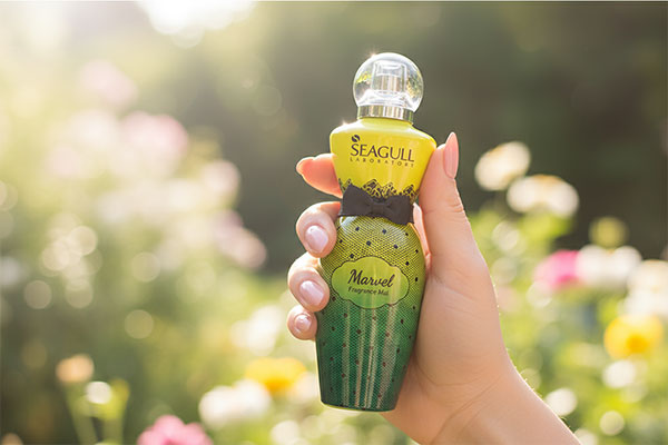 بادی اسپلش مارول سی گل در دست بانو با پس زمینه باغ