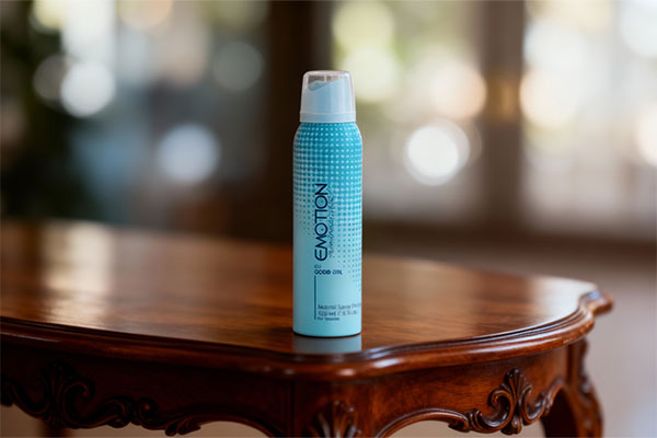 اسپری بدن زنانه گود گرل ایموشن روی میز چوبی