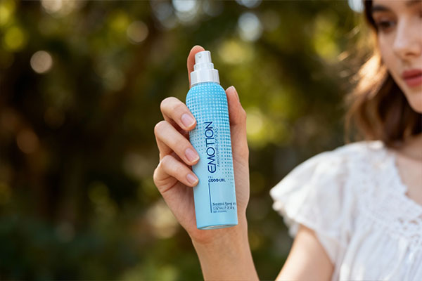 اسپری خوشبو کننده گود گرل ایموشن در دست