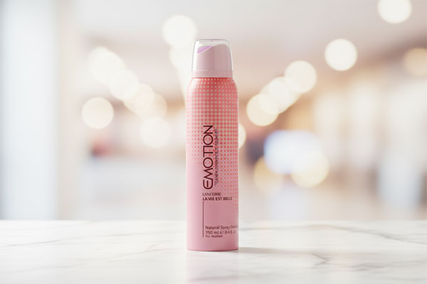 اسپری بدن زنانه لانکوم ایموشن روی سطح مرمر سفید
