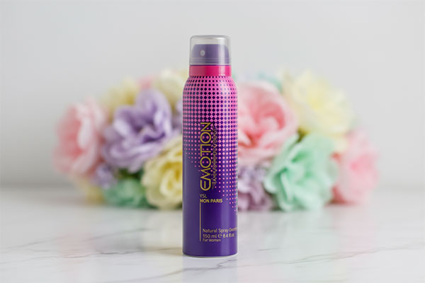 اسپری بدن زنانه مون پاریس ایموشن روی سطح مرمر سفید