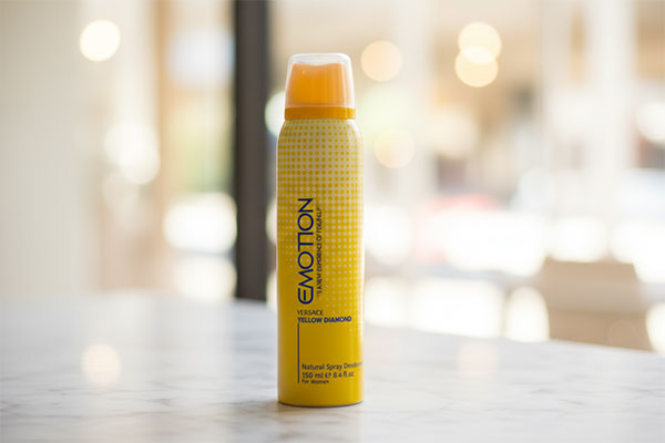 اسپری بدن زنانه ورساچه ایموشن روی میز مرمری