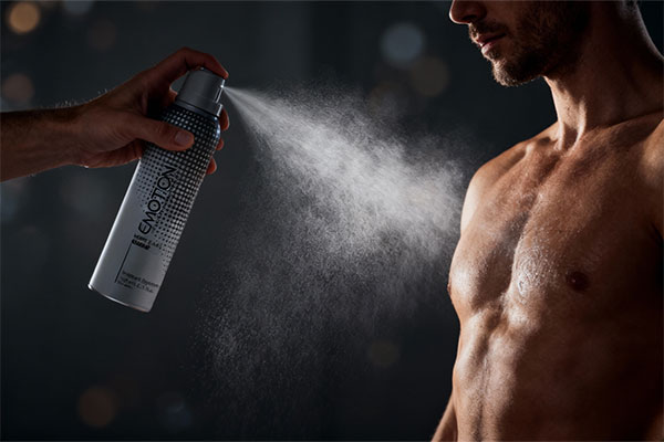 اسپری بدن مردانه مون بلان لجند ایموشن در حال استفاده