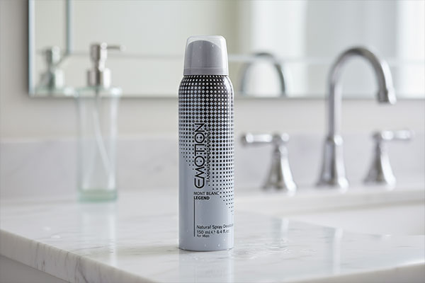 اسپری مردانه مون بلان لجند ایموشن روی میز حمام