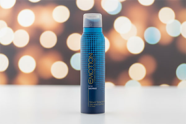 اسپری بدن مردانه دیور ساواج ایموشن روی سطح سفید