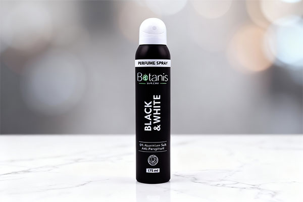 اسپری مردانه بلک اند وайт بوتانیس روی سطح مرمر سفید