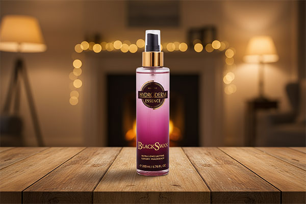 بادی اسپلش زنانه بلک سوان هیدرودرم روی میز چوبی