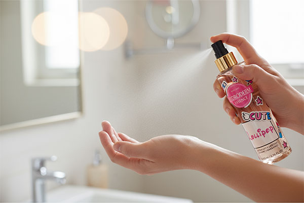 بادی اسپلش لالی پاپ هیدرودرم در حال اسپری شدن روی پوست