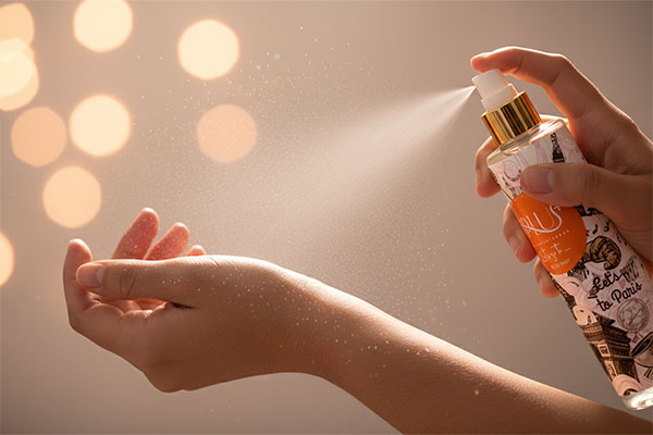 بادی اسپلش زنانه لتس گو تو پاریس آی پلاس در حال اسپری شدن روی پوست