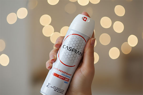 اسپری ضد تعریق بدن زنانه کاسپین سافت درای در دست