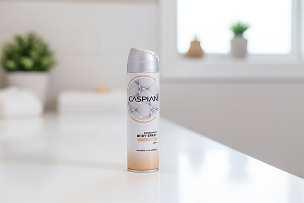 اسپری بدن زنانه آئورا کاسپین روی پیشخوان حمام