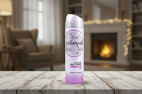 اسپری بدن زنانه آنجلا کاسپین روی میز چوبی