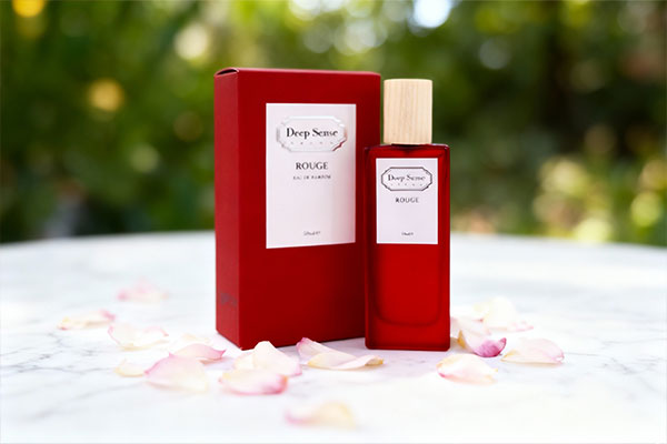 عطر بانوان روژ دیپ سنس با گلبرگ&zwnj;های ظریف