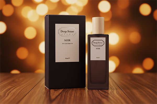 ادو پرفیوم نویر دیپ سنس روی سطح چوبی تیره