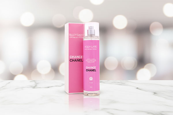 بادی اسپلش زنانه شنل چنس بادی کر روی سطح مرمر سفید