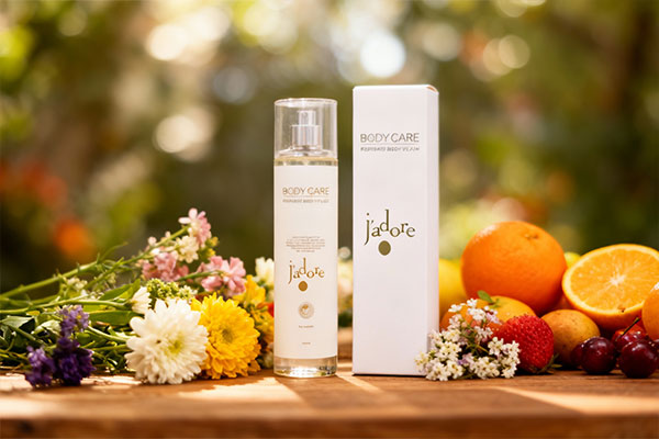 بادی اسپلش جادور بادی کر کنار گل و میوه‌های تازه