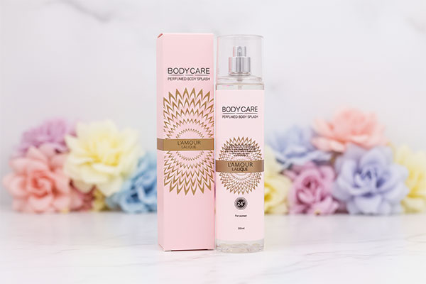 بادی اسپلش زنانه لالیک لامور بادی کر روی سطح مرمر سفید