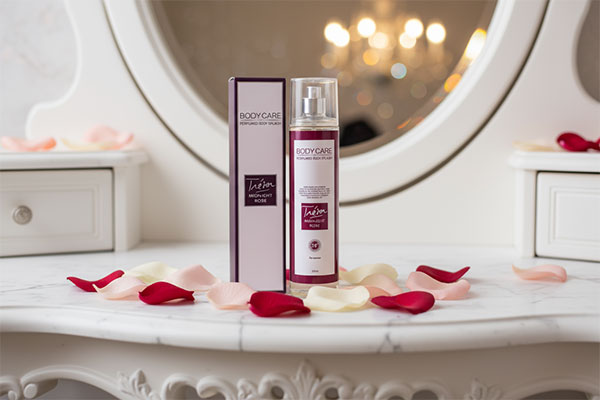 بادی اسپلش زنانه میدنایت رز بادی کر روی میز آرایش