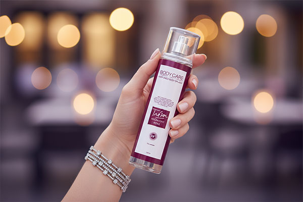 اسپری بدن میدنایت رز بادی کر در دست بانو