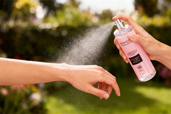 اسپری بادی اسپلش زنانه ویکتوریا سکرت بادی کر روی مچ دست