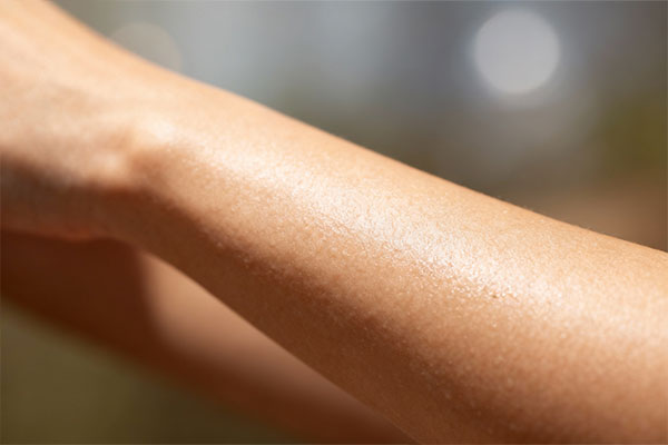 Smooth and hydrated skin texture after moisturizing