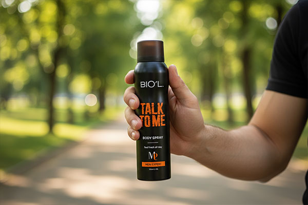 اسپری خوشبوکننده Talk to Me بیول در دست مرد
