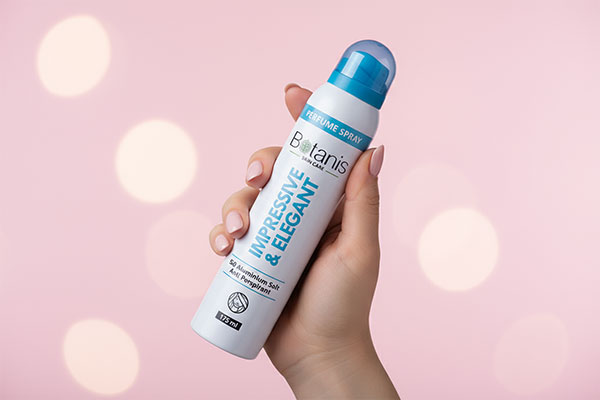 اسپری الگانت بوتانیس در دست یک خانم با پسزمینه صورتی