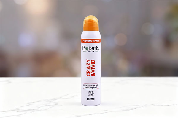 اسپری بدن زنانه کریزی بوتانیس روی سطح مرمر سفید