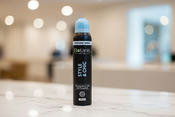اسپری خوشبو کننده استایل بوتانیس روی میز