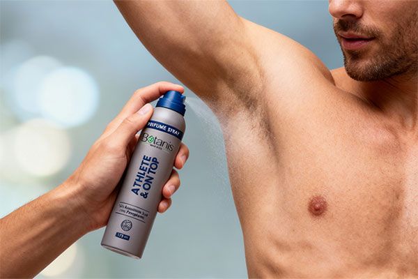 اسپری بدن مردانه آن تاپ بوتانیس در حال استفاده