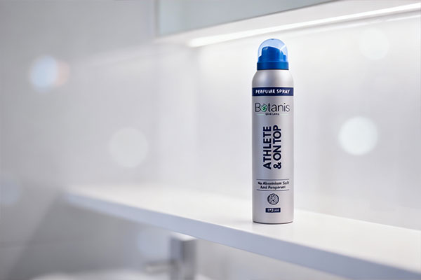 اسپری بدن مردانه آن تاپ بوتانیس روی قفسه حمام