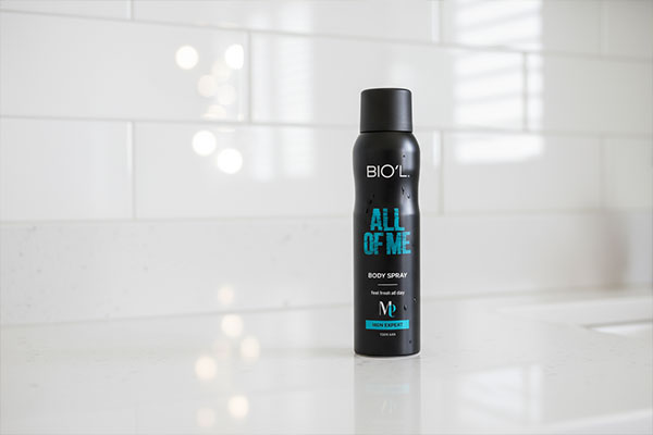 اسپری بدن مردانه ALL OF ME بیول روی میز حمام