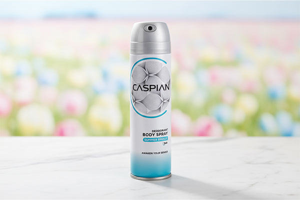 اسپری بدن زنانه سامر بریز کاسپین روی سطح مرمر سفید