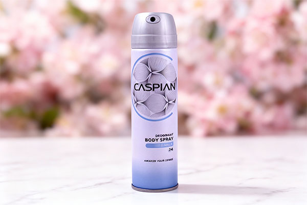 اسپری دئودورانت بدن زنانه بیانکا کاسپین روی سطح مرمر سفید